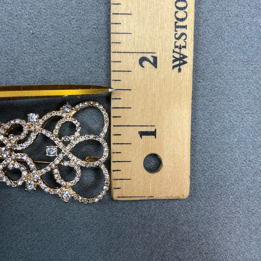 N/A rhinestone brooch
